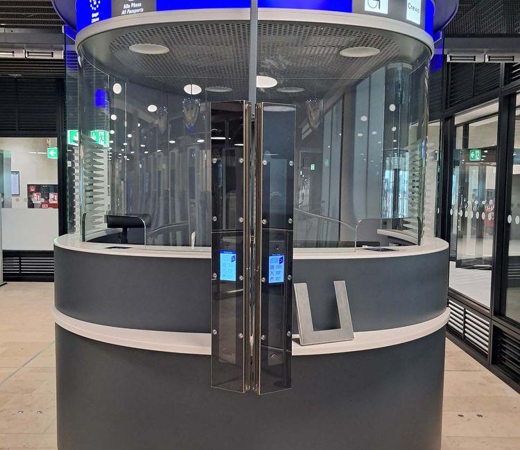 Grenzkontrollschalter Flughafen Düsseldorf