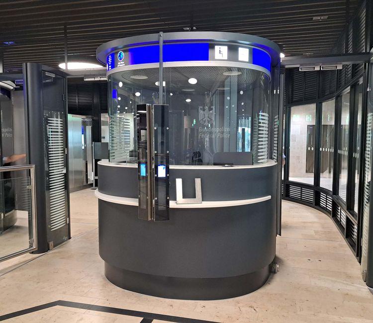 Grenzkontrollschalter Flughafen Düsseldorf