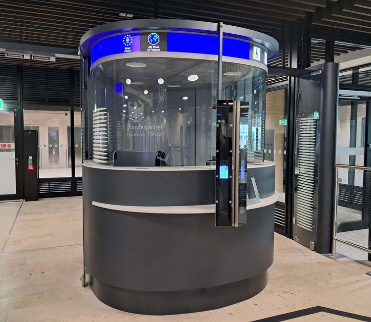 Grenzkontrollschalter Flughafen Düsseldorf