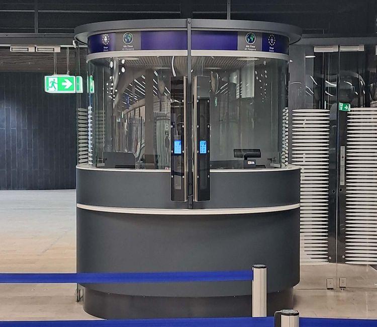 Grenzkontrollschalter Flughafen Düsseldorf