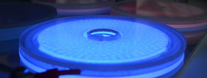 Leuchtstoffbeschichteter Lampenprototyp im Labor