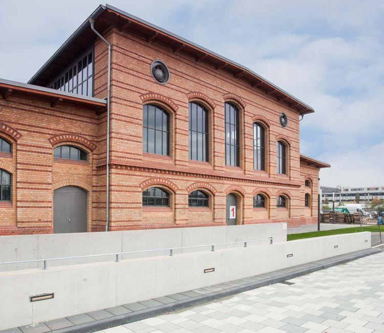 Historisches Backsteingebäude mit modernen Fenstern