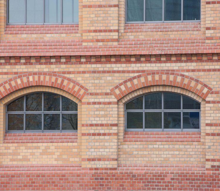 Detailansicht zweier Rundbogenfenster im Ziegelmauerwerk
