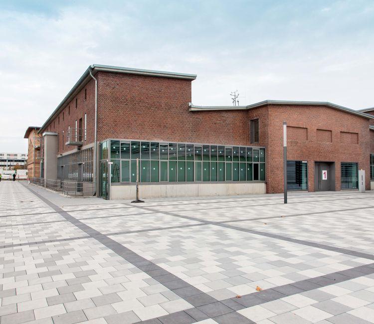 Moderne Gebäudefront mit Glasfassade und markierter Eingangstür