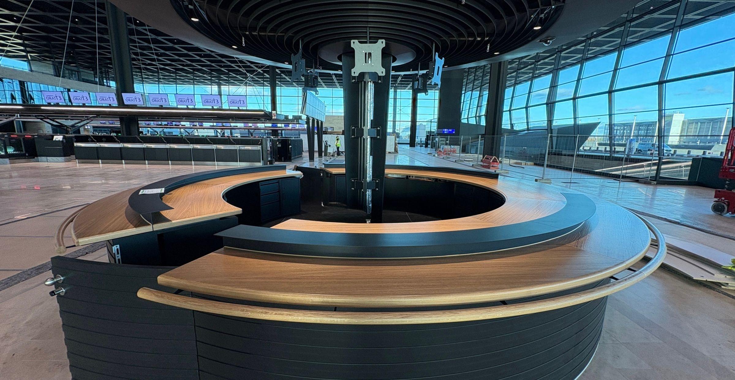 Runder Infopoint Abflughalle Airport Frankfurt