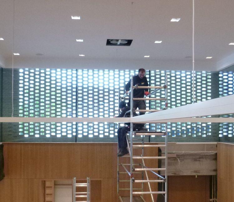 Detailaufnahme der installierten LED-Leuchte im zentralen Raum des Hauses der Gemeinde Homberg während der Bauphase.