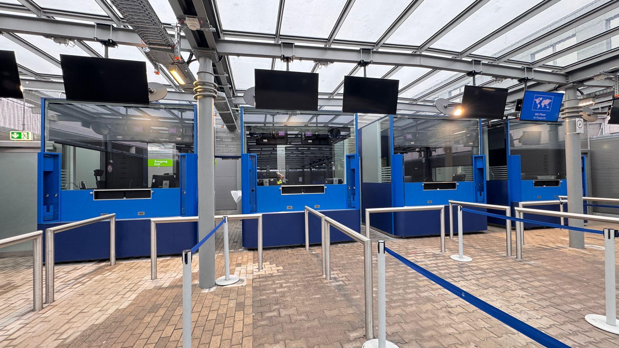 Eine Reihe Grenzkontrollschalter am Flughafen Dortmund