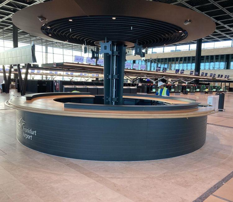 Runder Infopoint Abflugterminal Frankfurt Airport