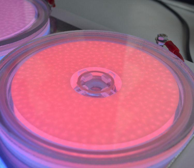 Lampenprototyp beschichtet mit einem UV-Leuchtstoff