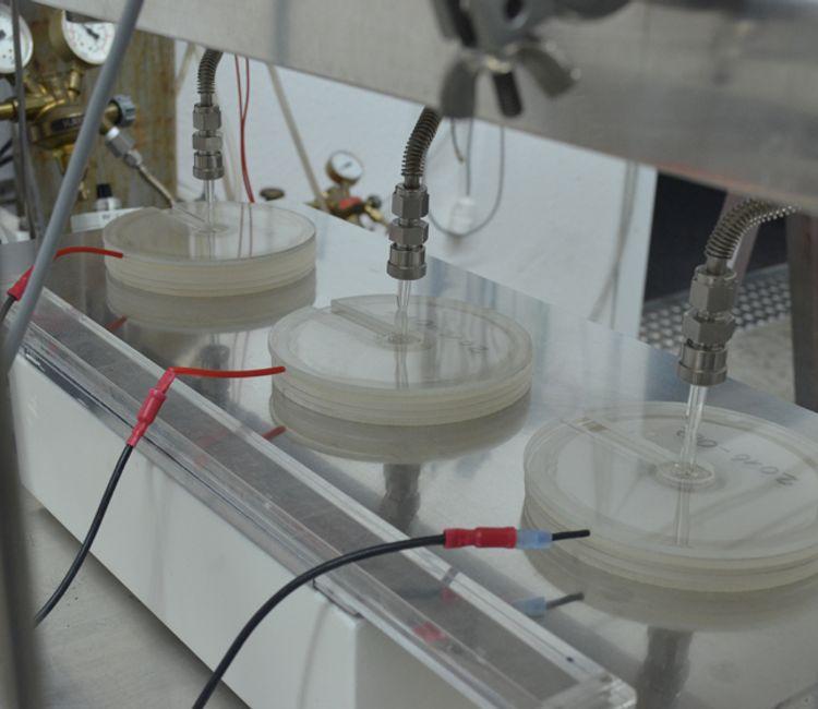 Abfüllstation der Lampenprototypen im Labor