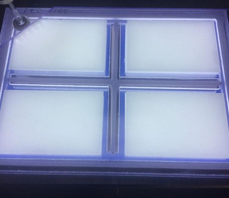 Lampenprototyp beschichtet mit einem UV-Leuchtstoff