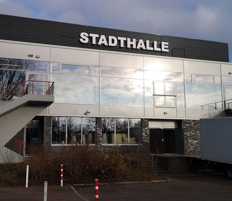 Modernisierte Stadthalle in Kamp-Lintfort mit großflächiger Glasfassade und Außentreppen, fotografiert bei Tageslicht.