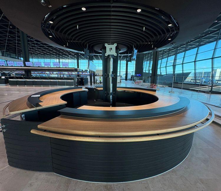 Runder Infopoint Abflughalle Airport Frankfurt