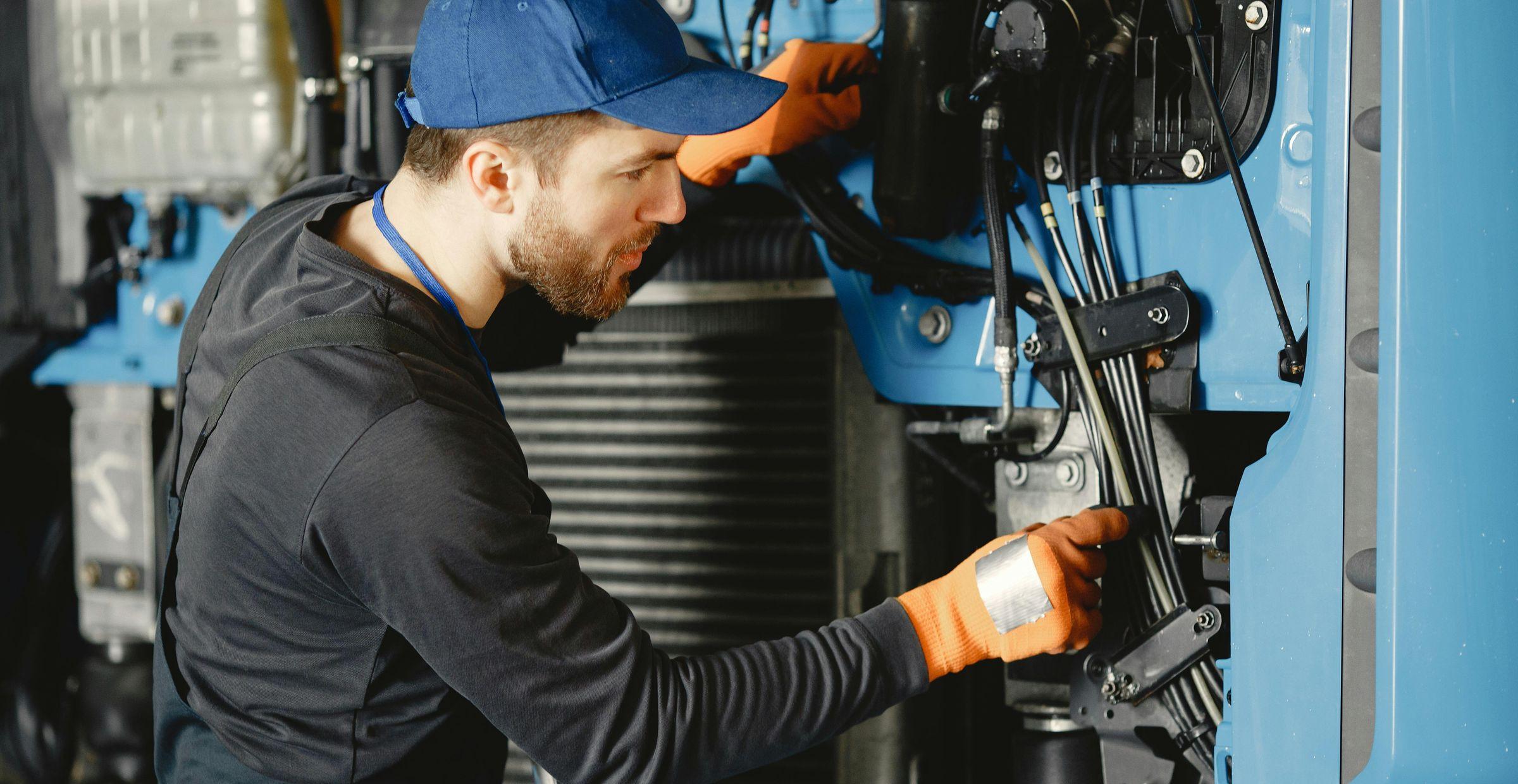 Monteur arbeitet an Maschine