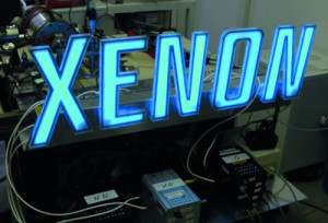XENON-Schriftzug aus einzelnen quecksilberfreien Niederdrucklampen in Verbindung mit einem blauen Leuchtstoff.